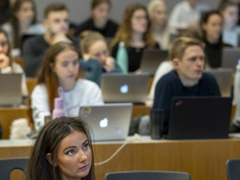 Nemendur hlýða á fyrirlestur kennara